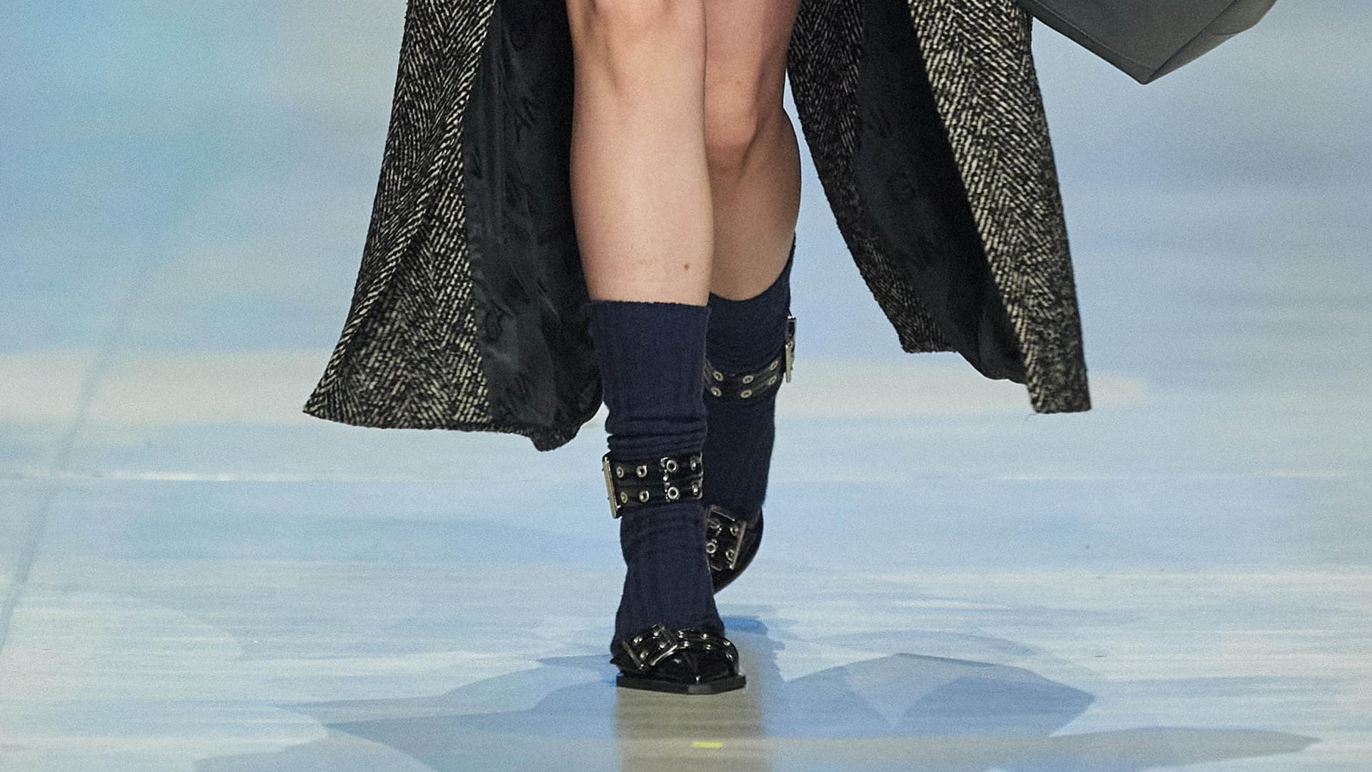 Model trägt die Slingballerinas von Ganni auf dem Runway