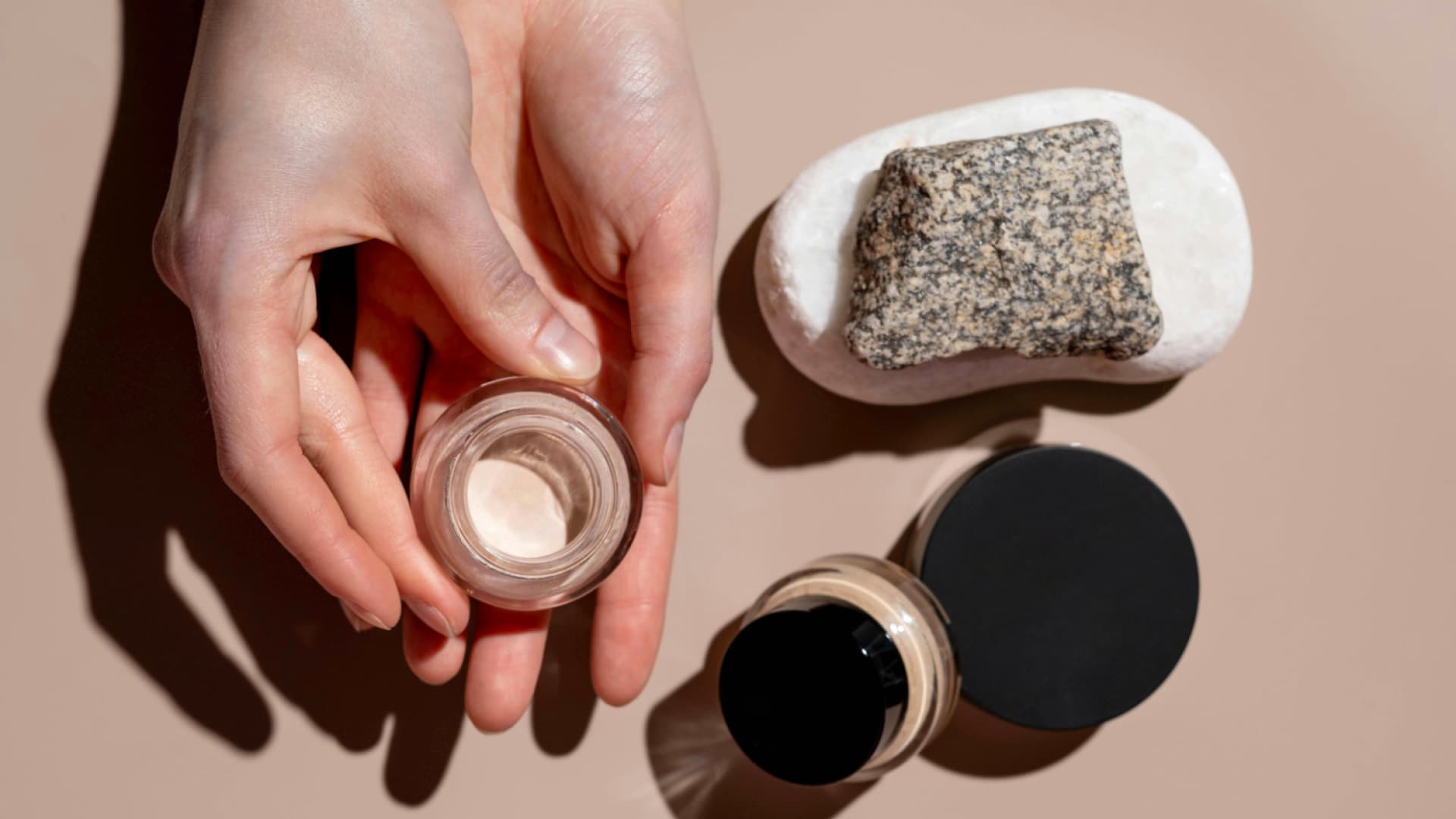 Frau sucht die richtige Concealer-Farbe