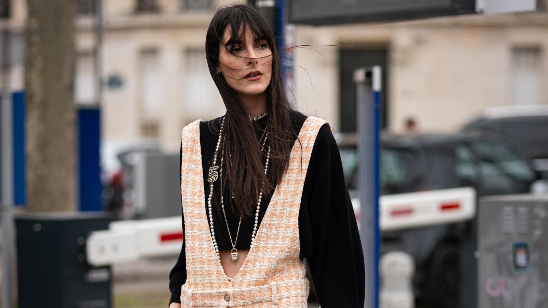 Frau im eleganten Dungaree-Streetstyle