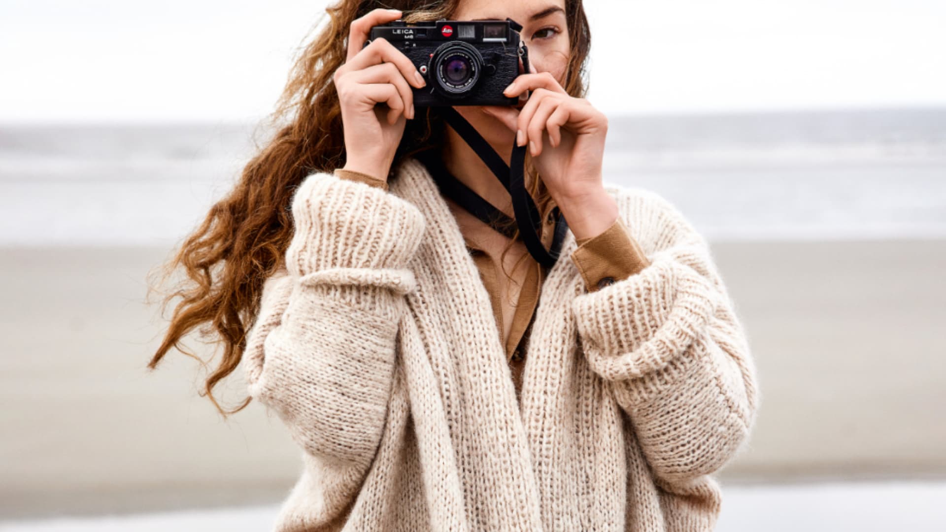 Frau im gestrickten XXL-Cardigan