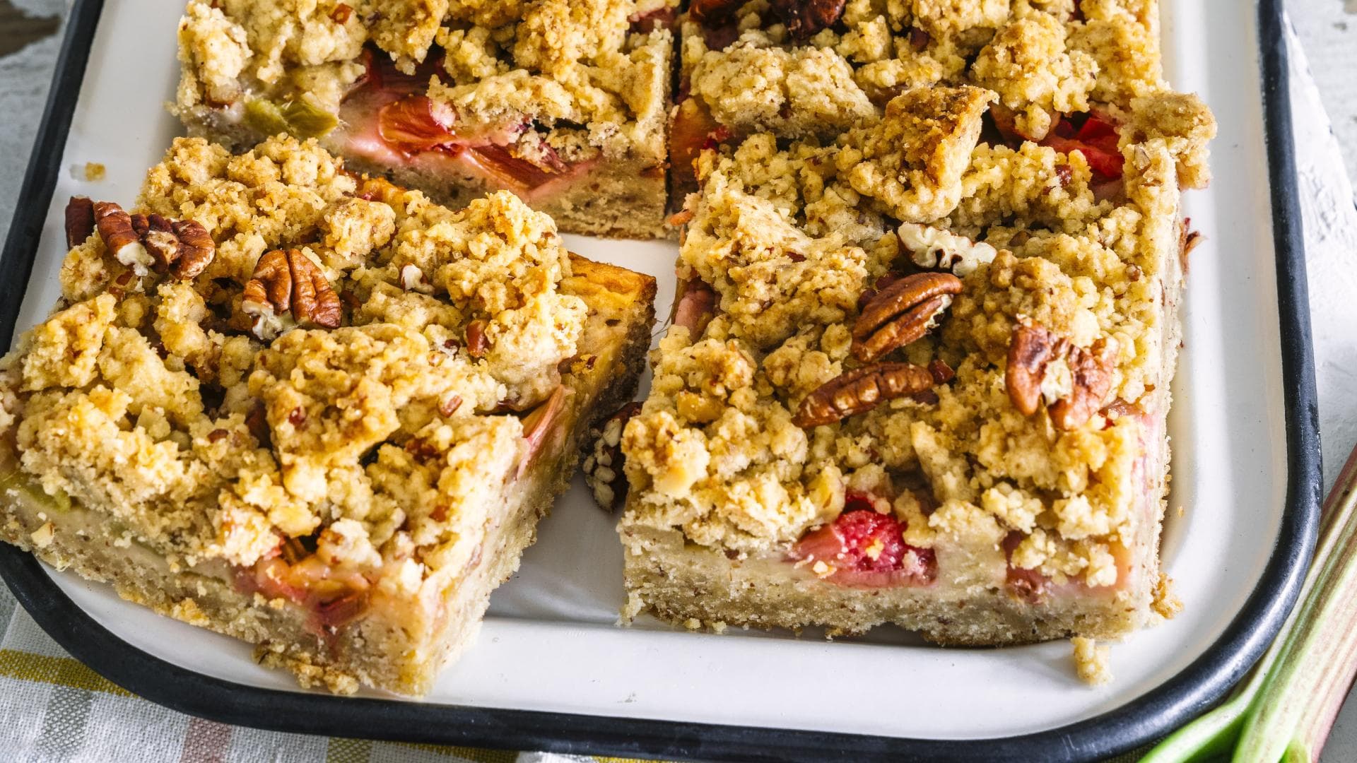 Veganer Rhabarberkuchen mit Streuseln 