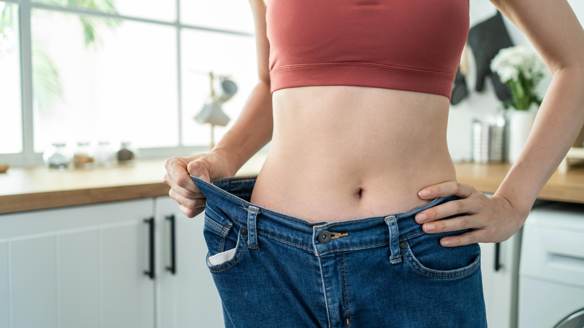 Frau trägt Hose, die zu groß am Bauch ist