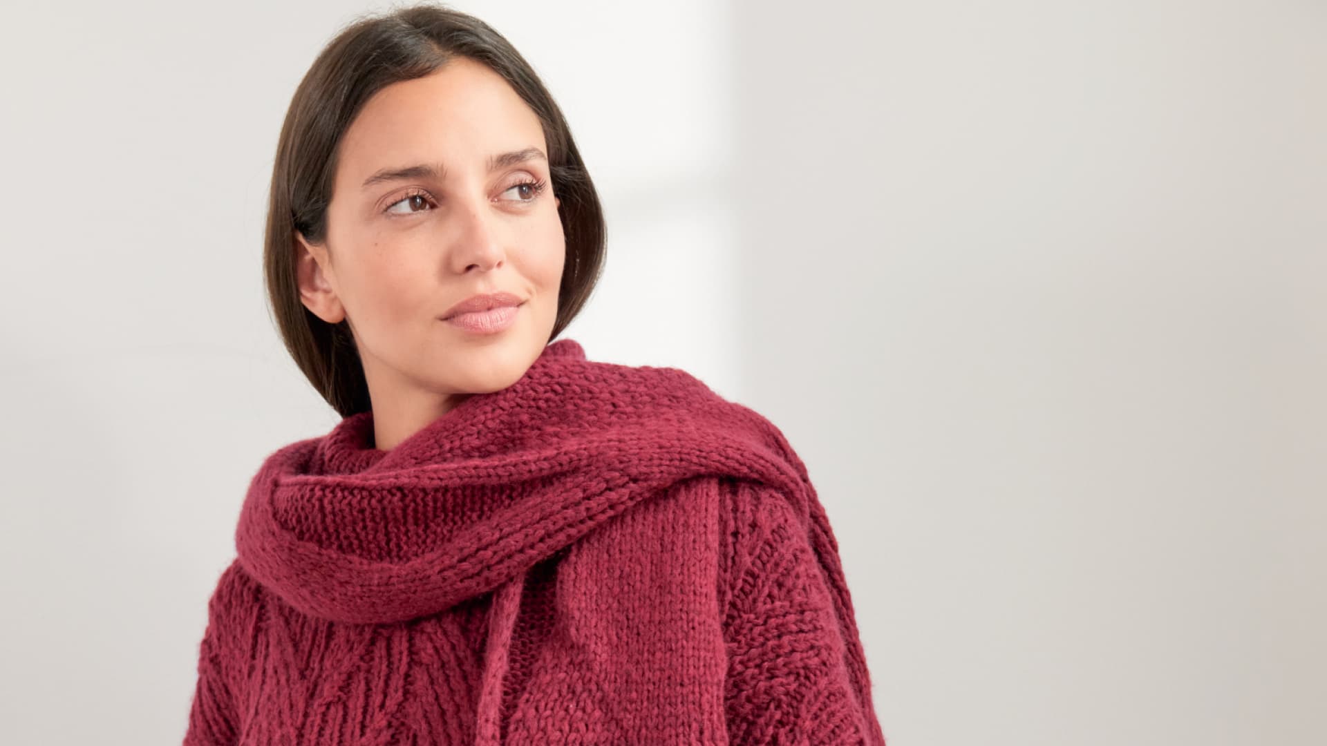 Model mit ausgefallenem Pullover von Lana Grossa