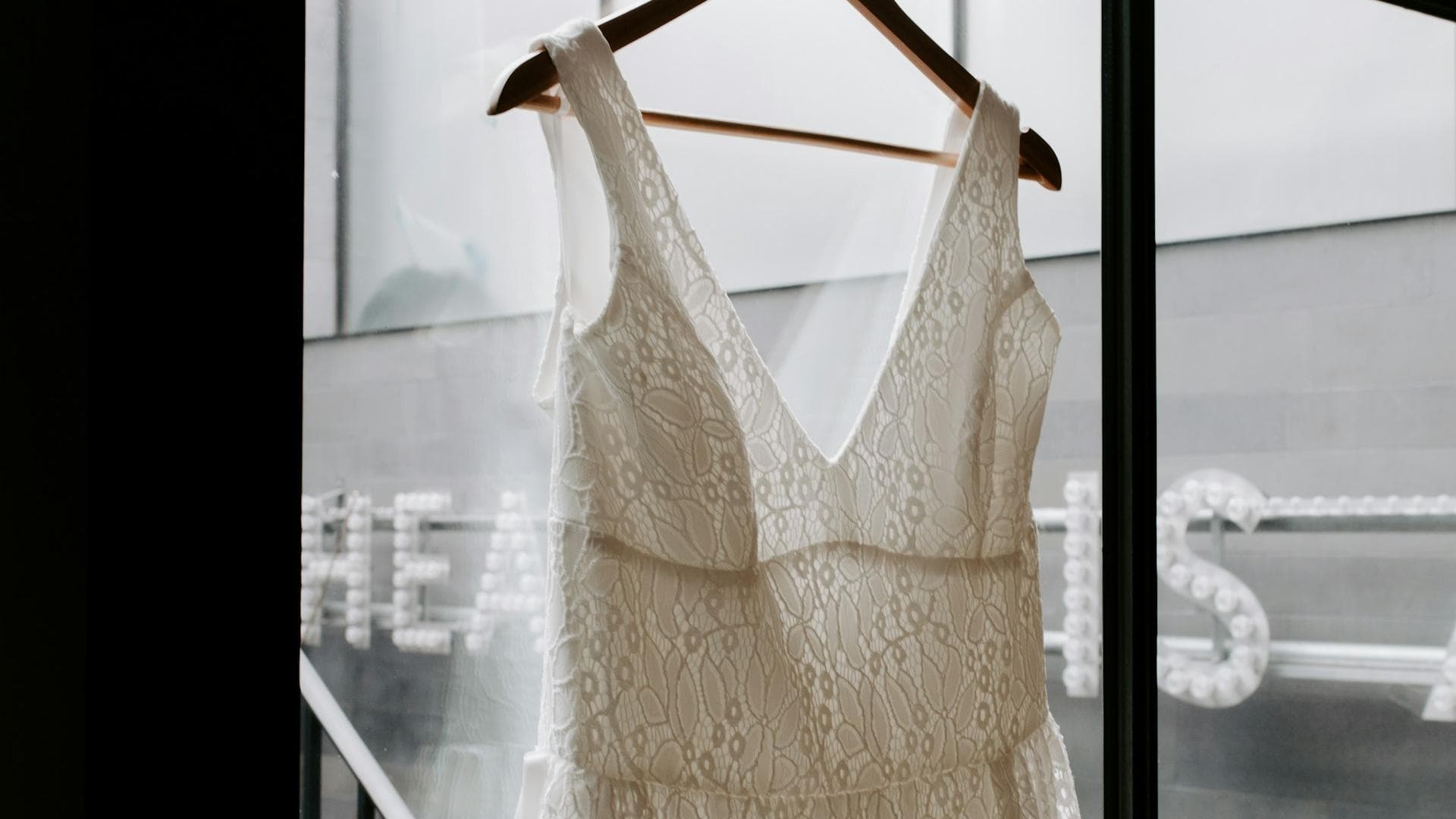 Brautkleid mit Spitze an einem Bügel