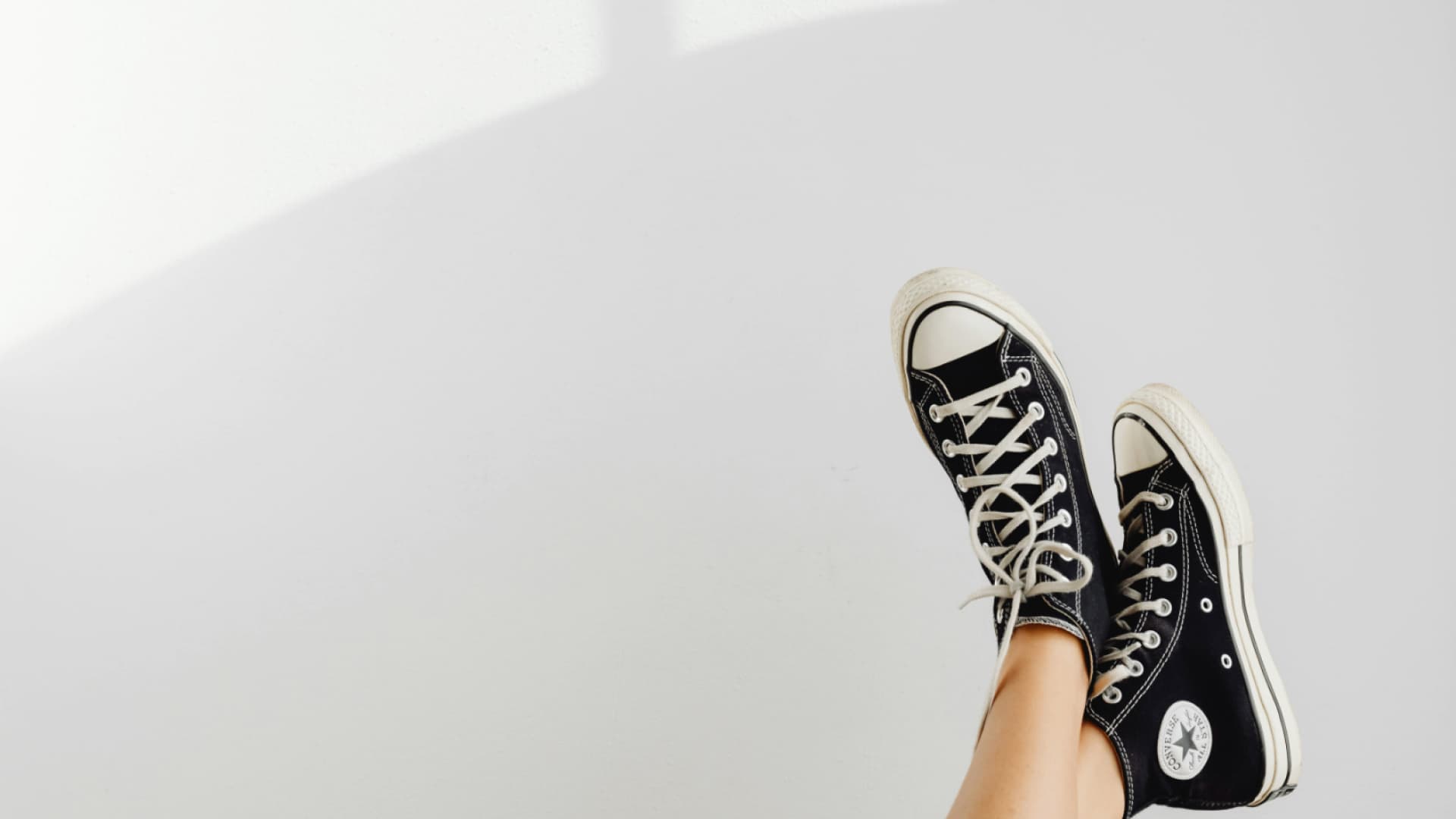 Frau trägt Chucks an den Füßen