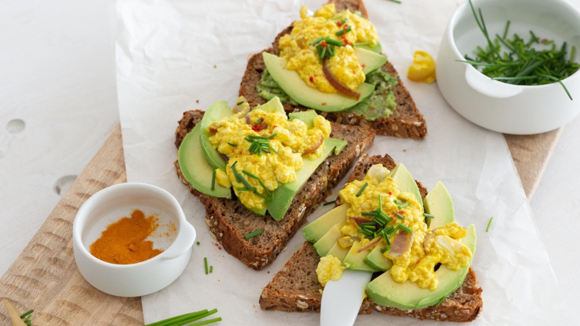 Veganes Rührei auf Vollkornbrot 