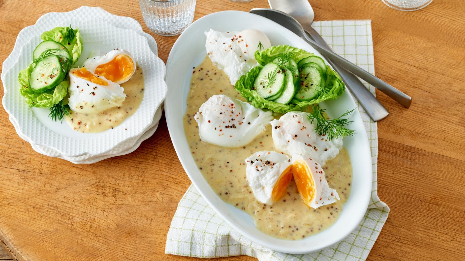 Verlorenes Ei in einer Sauce mit Salat