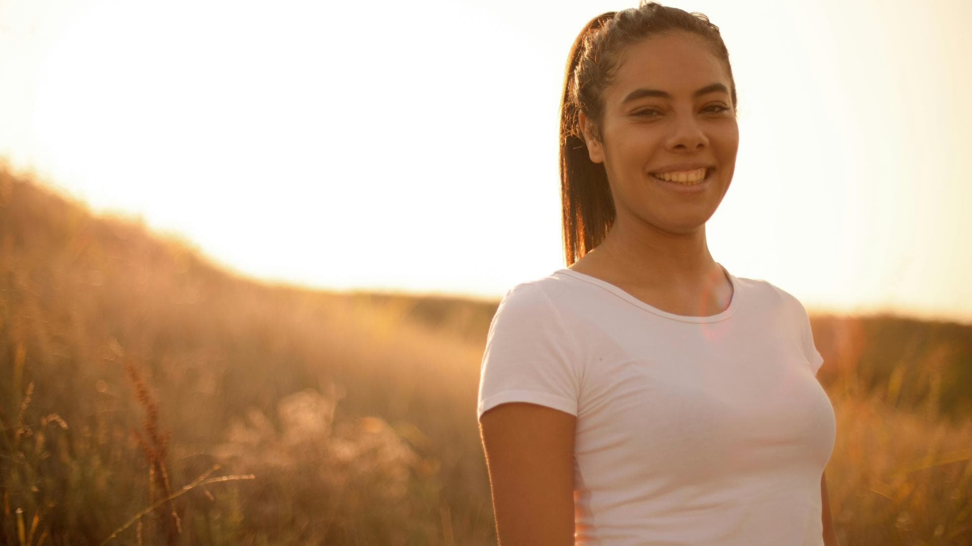Frau mit weißem Basic T-Shirt