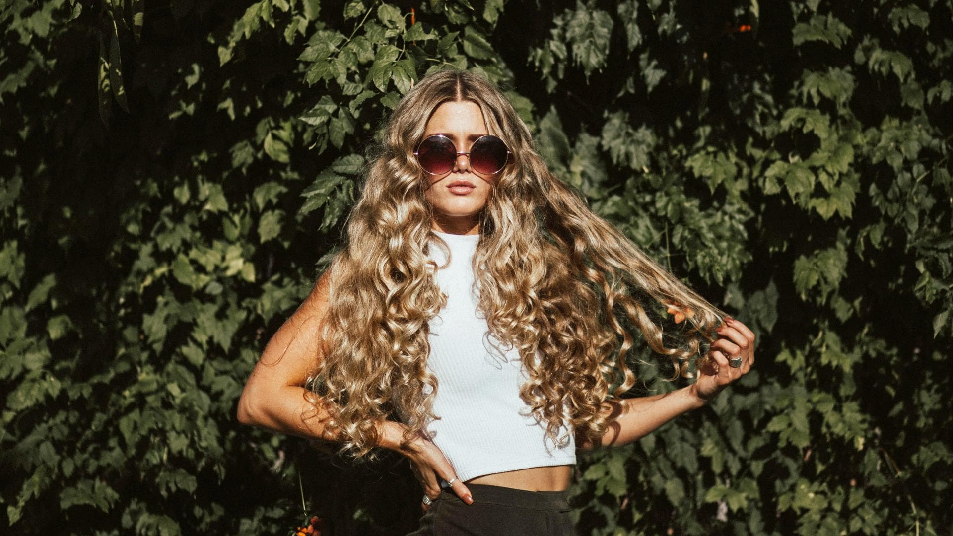 Frau mit langen Haaren Locken