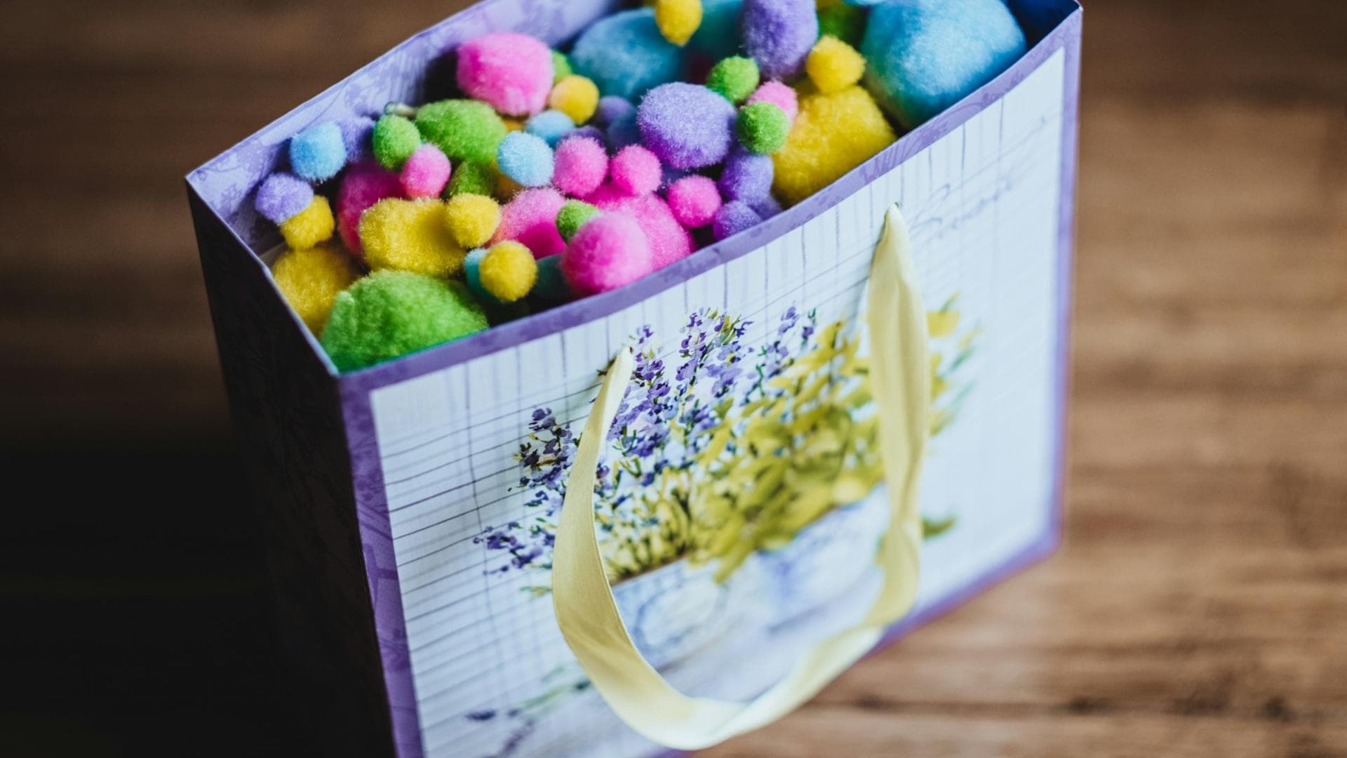 Kleine Ostergeschenke in einer Tüte mit bunten Bällen