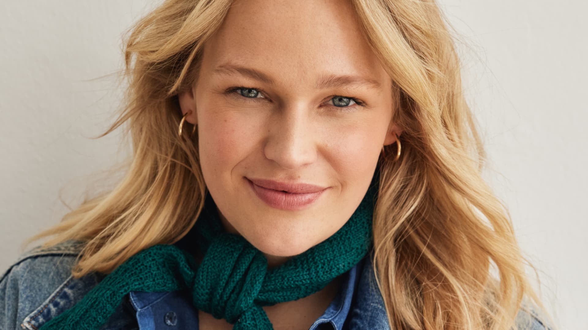 Model mit kleinem Halstuch