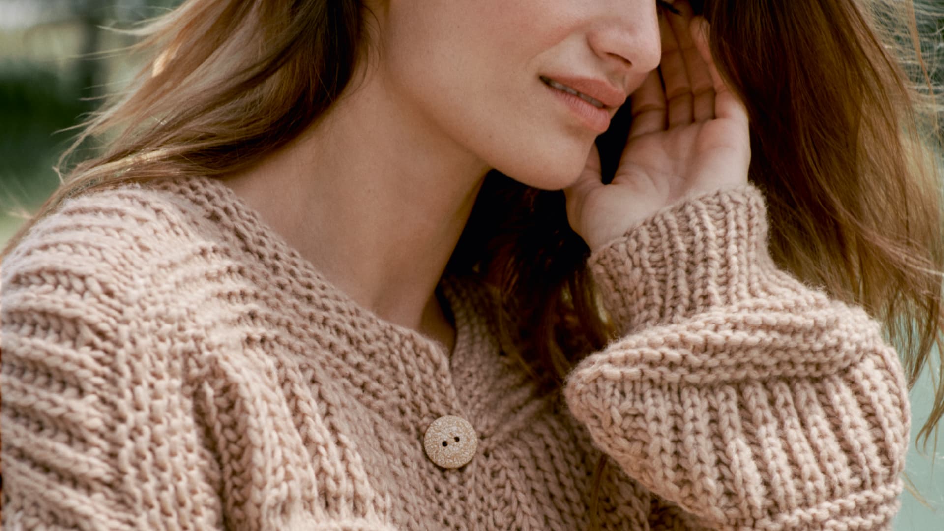 Model mit Oversized-Jacke von Lala Berlin x Lana Grossa