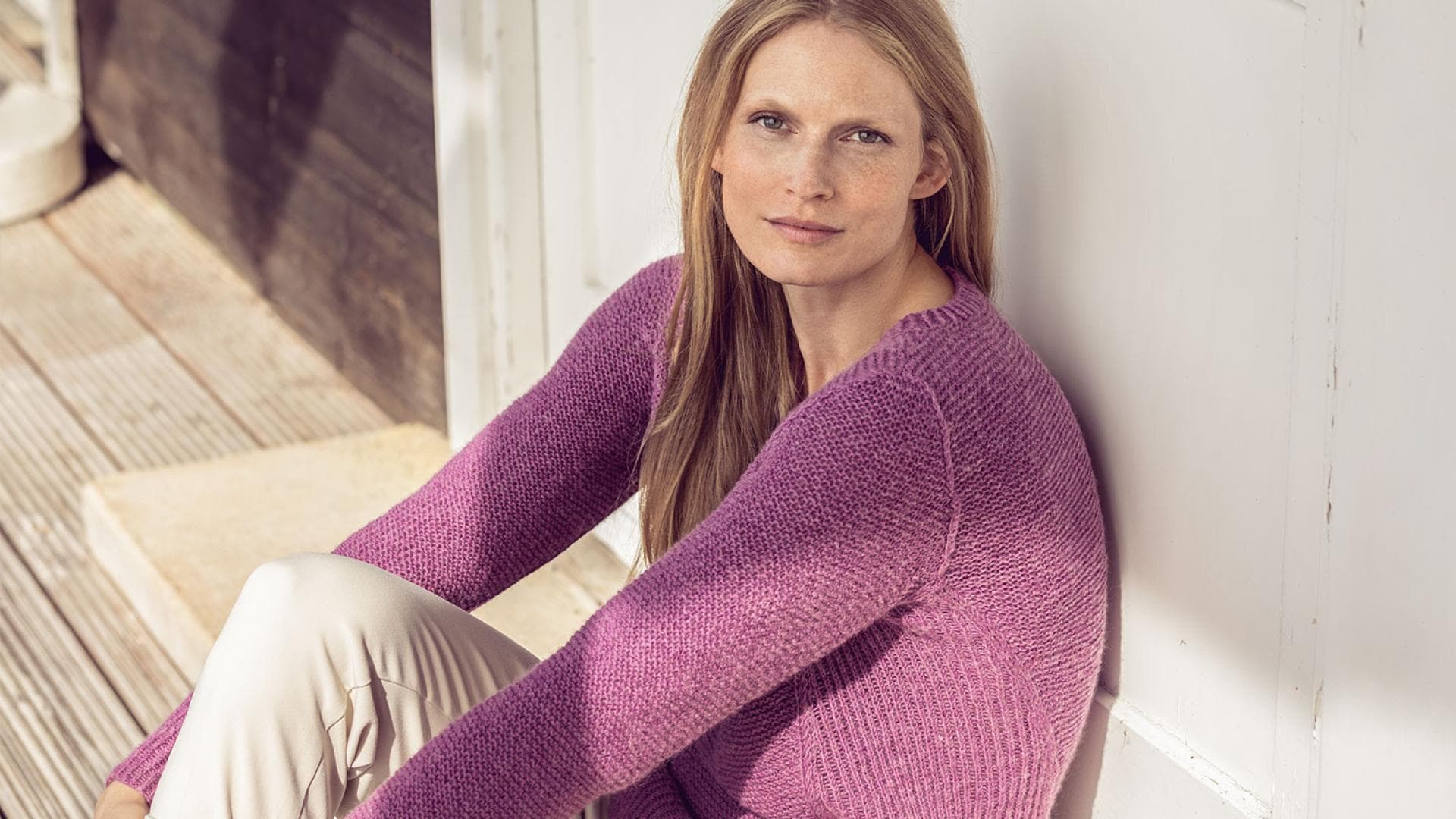 Model in fliederfarbenem Pullover von Lana Grossa