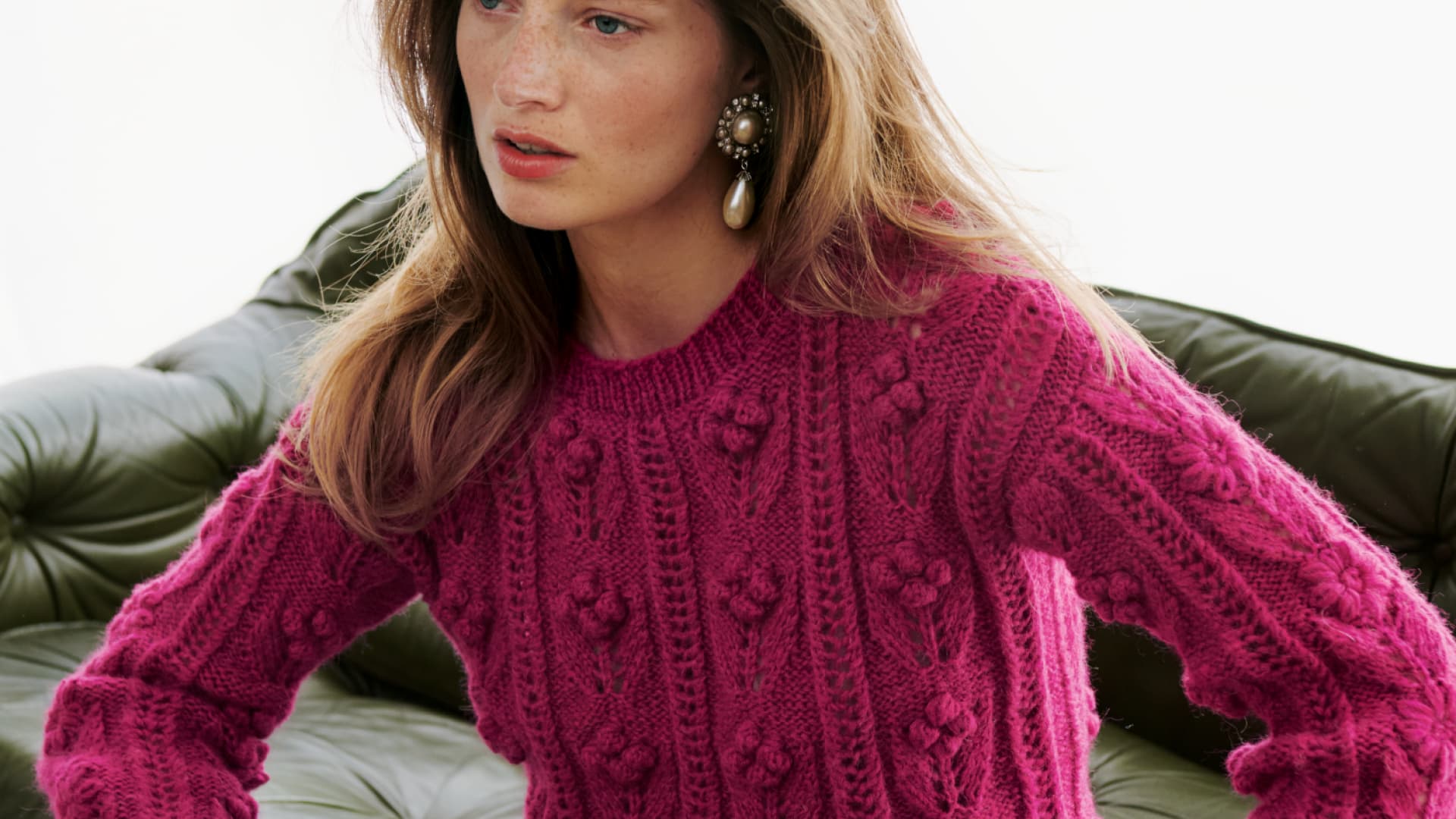 Model in Zopfmusterpullover mit Blüten von Lana Grossa