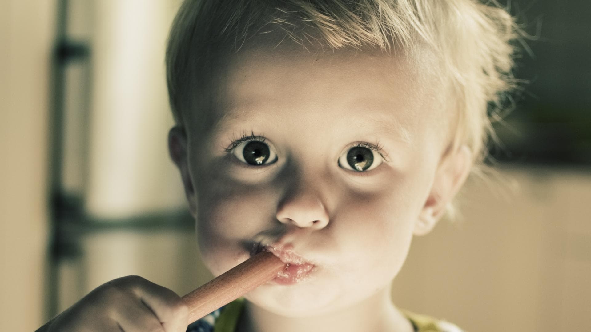 Kind isst rohen Rhabarber