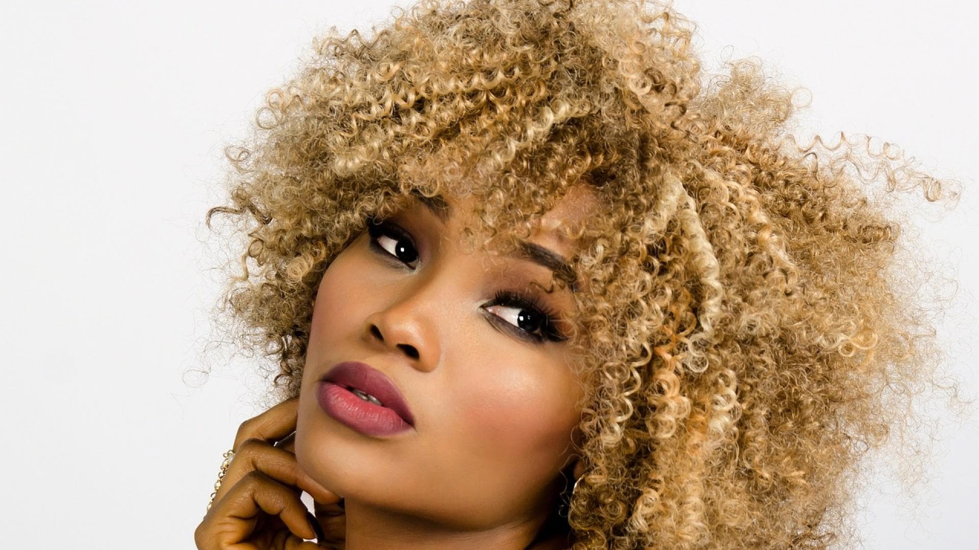 Frau mit Locken