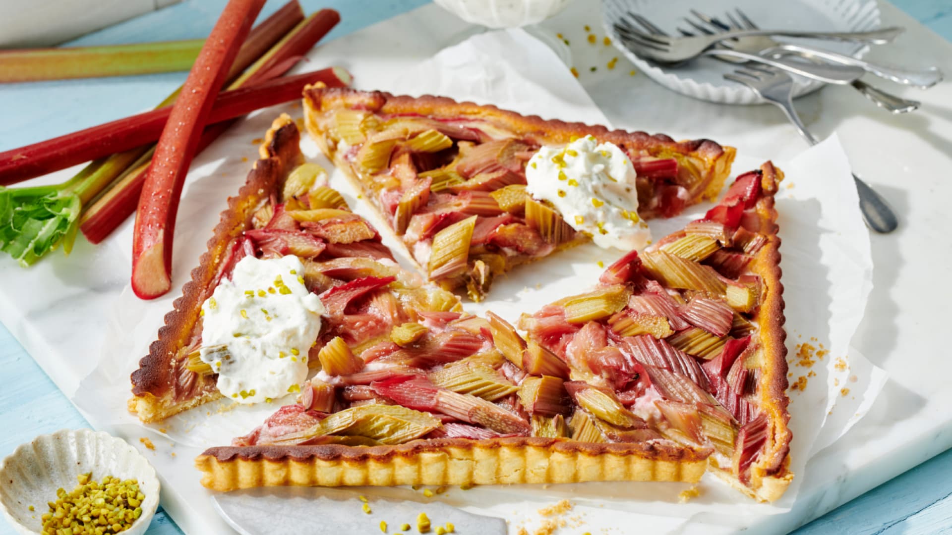 Rhabarber-Tarte mit Marzipan und Sahne