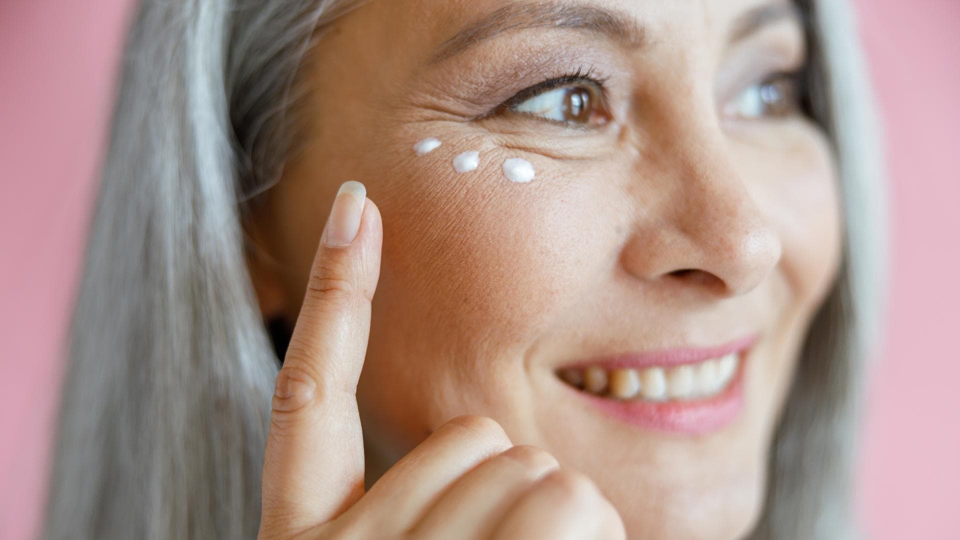 Ältere Frau mit Augencreme