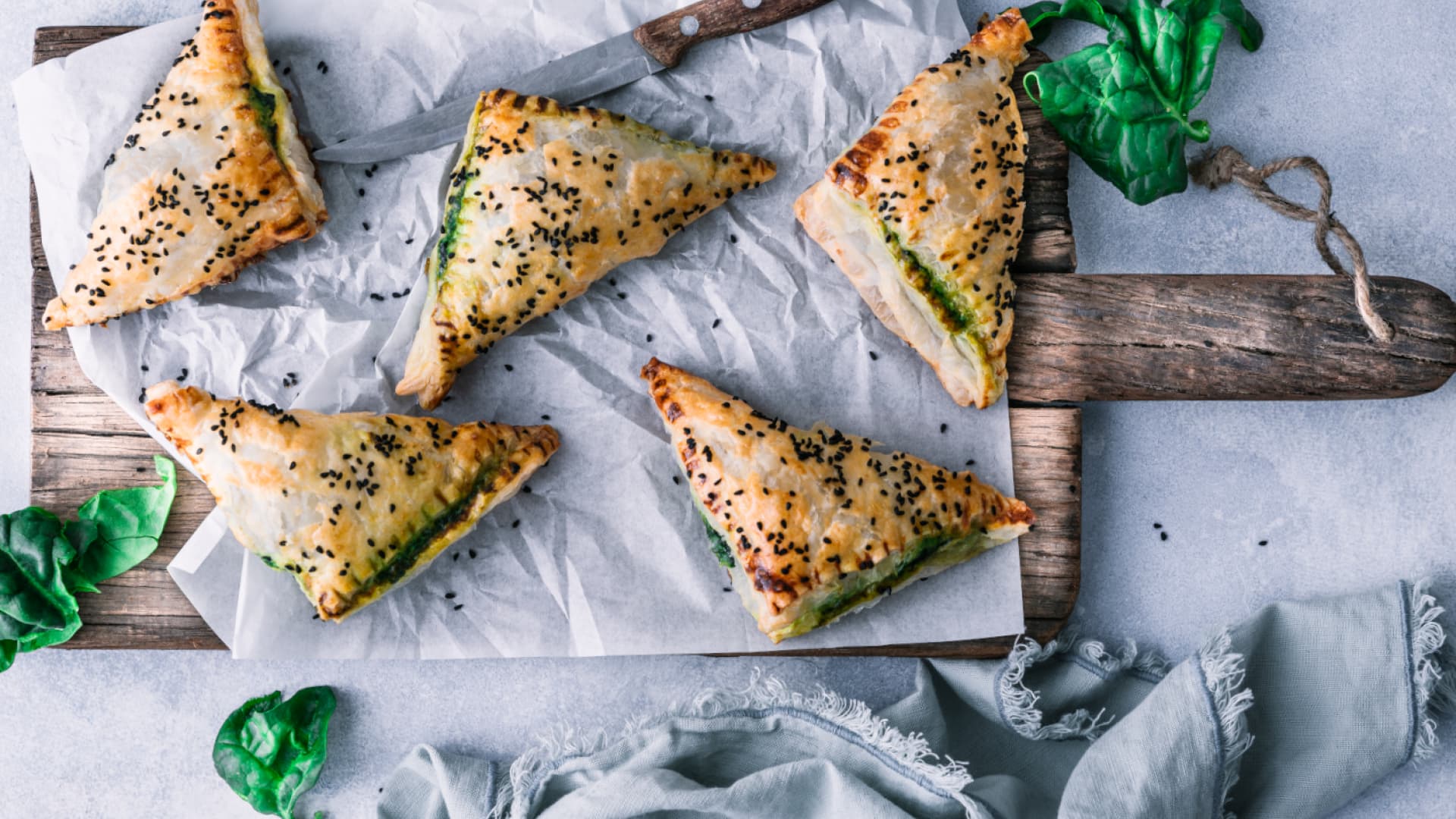 Blätterteigecken mit Spinat