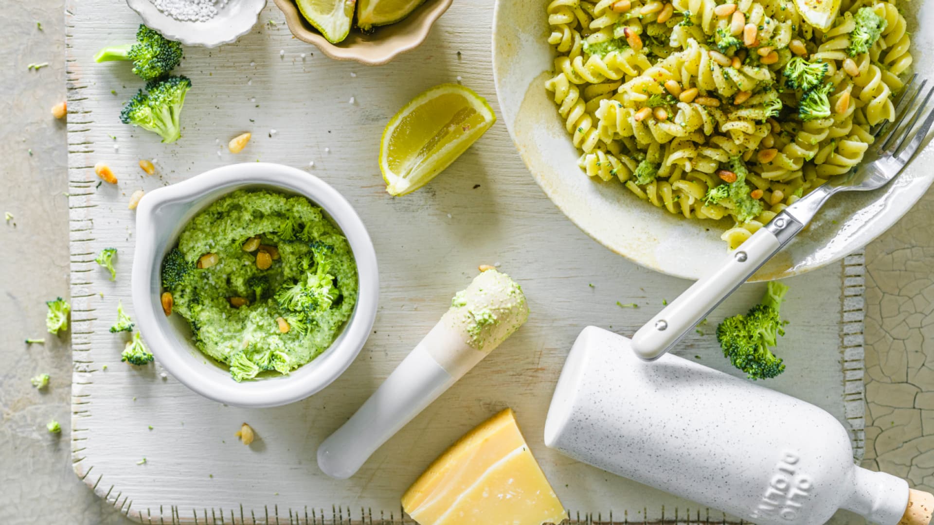 Pasta und selbst gemachtes Brokkoli-Zitronen-Pesto