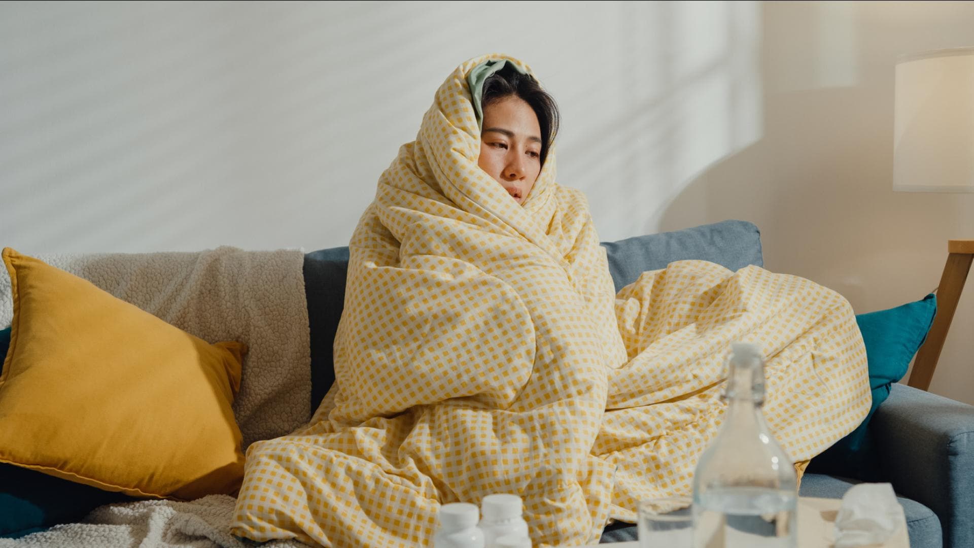Frau ist komplett in einer Decke eingewickelt
