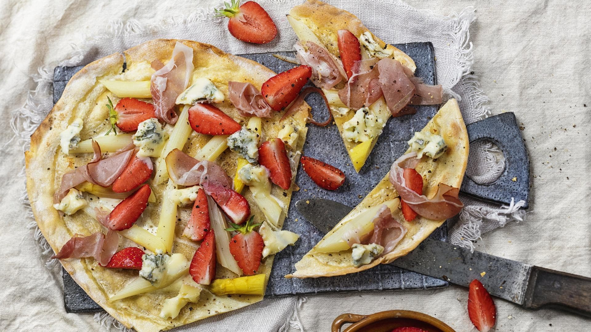 Spargel-Flammkuchen mit Erdbeeren 