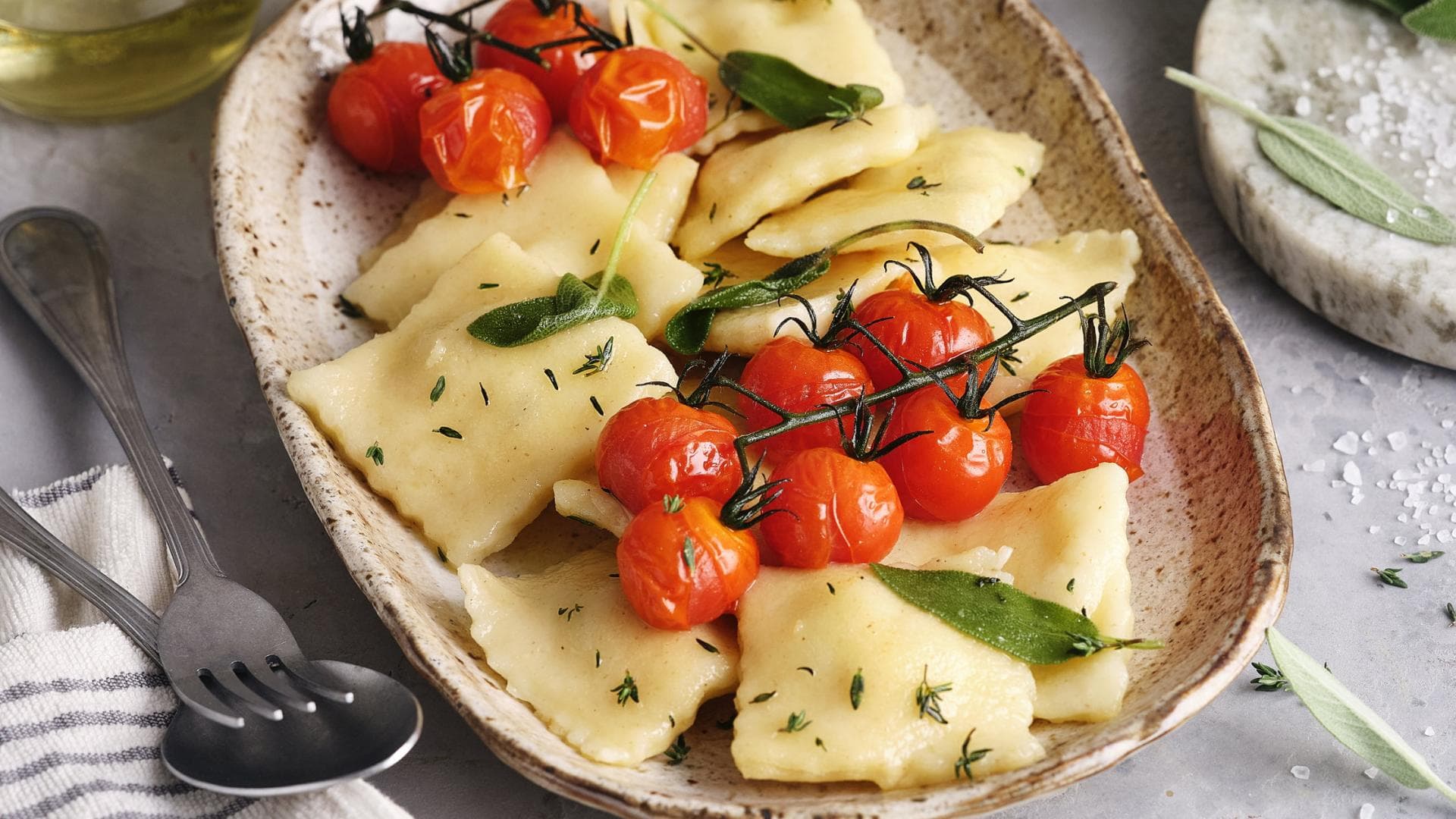 Rezept für Steinpilz-Ricotta-Ravioli in Salbei-Tymian-Butter