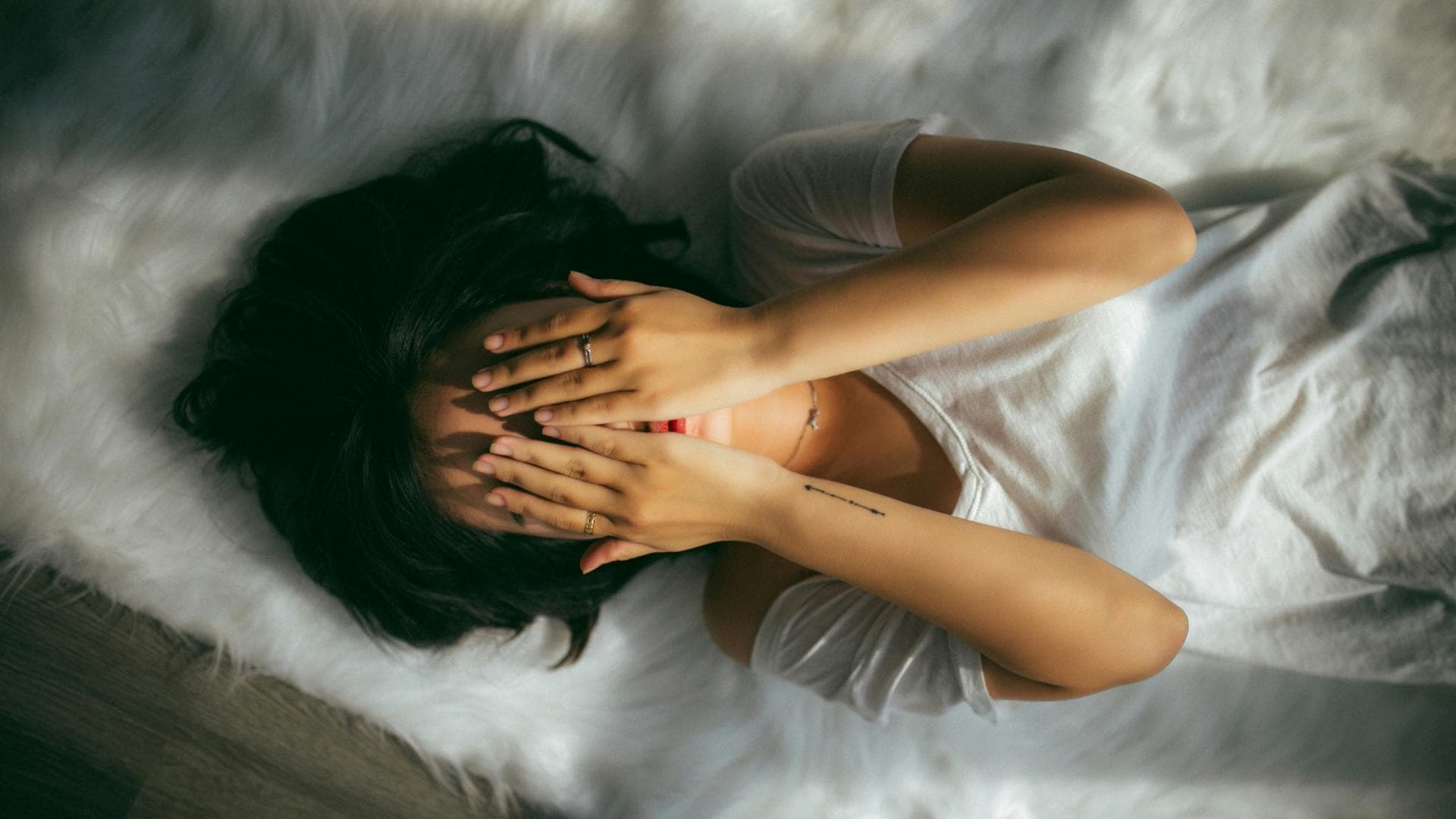 Frau auf dem Fußboden