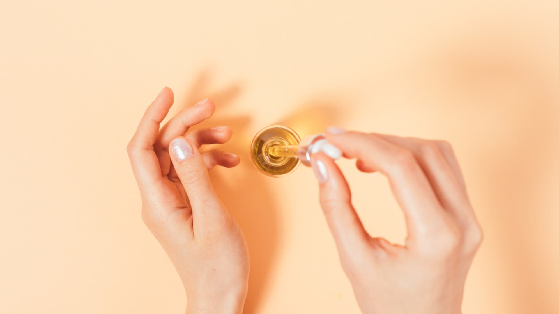 Frau benutzt Oliveöl für die Nägel