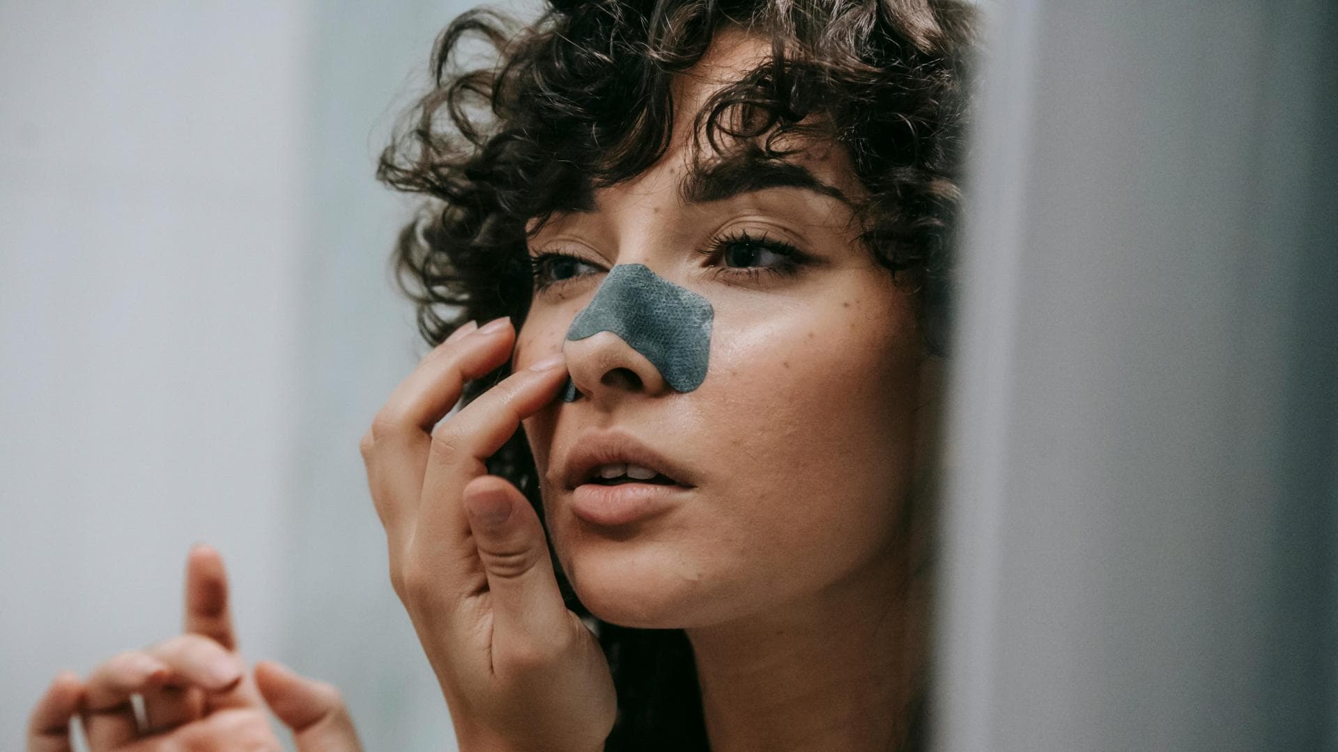Frau mit einem Pore Strip auf der Nase