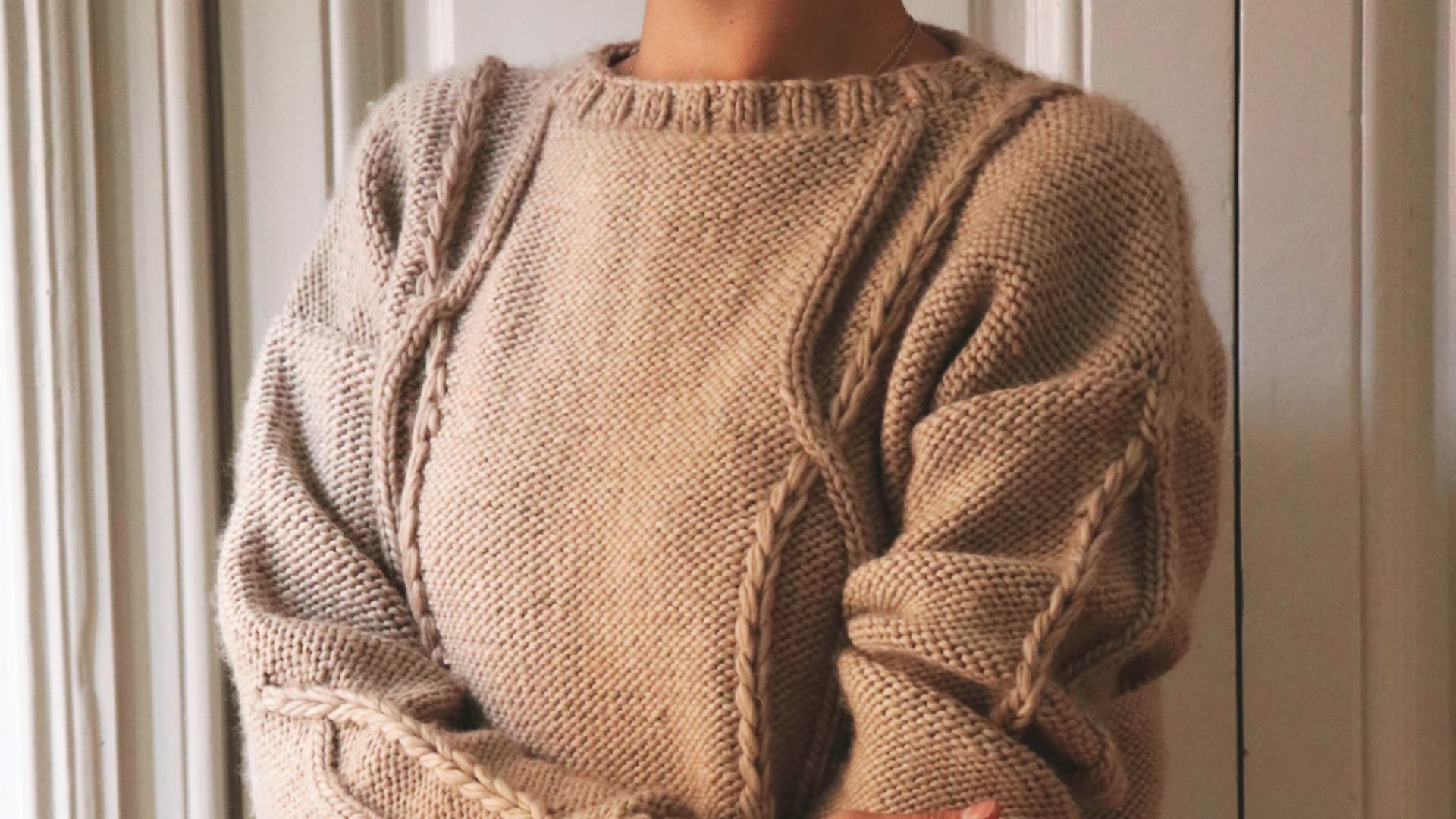 Model in Pullover mit Zopfmuster von We Are Knitters