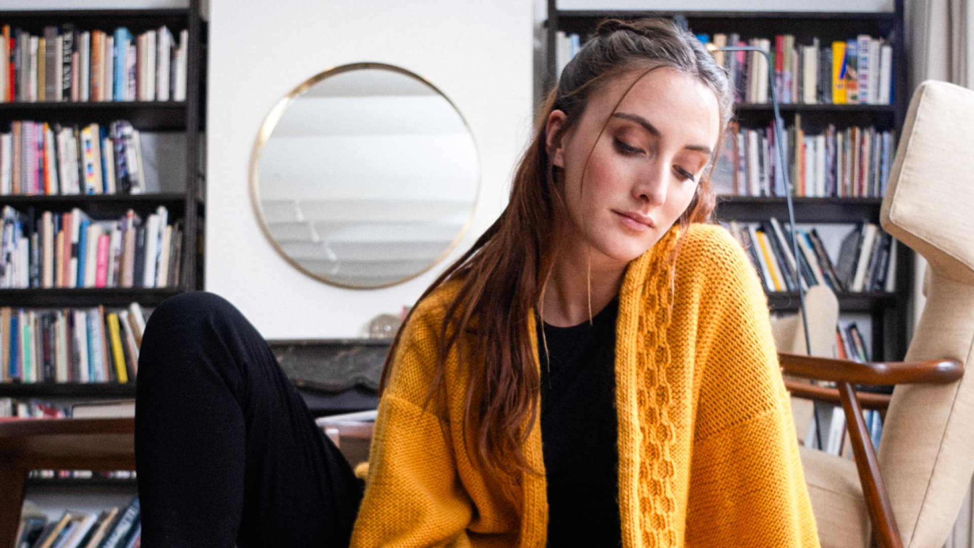 Model in gestricktem Dandelion Cardigan von We Are Knitters