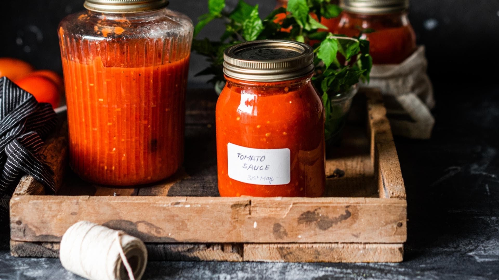 Eingekochte Tomaten im Schraubglas