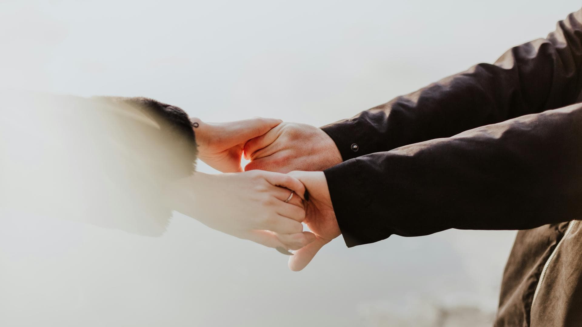 Zwei Paar Hände halten einander