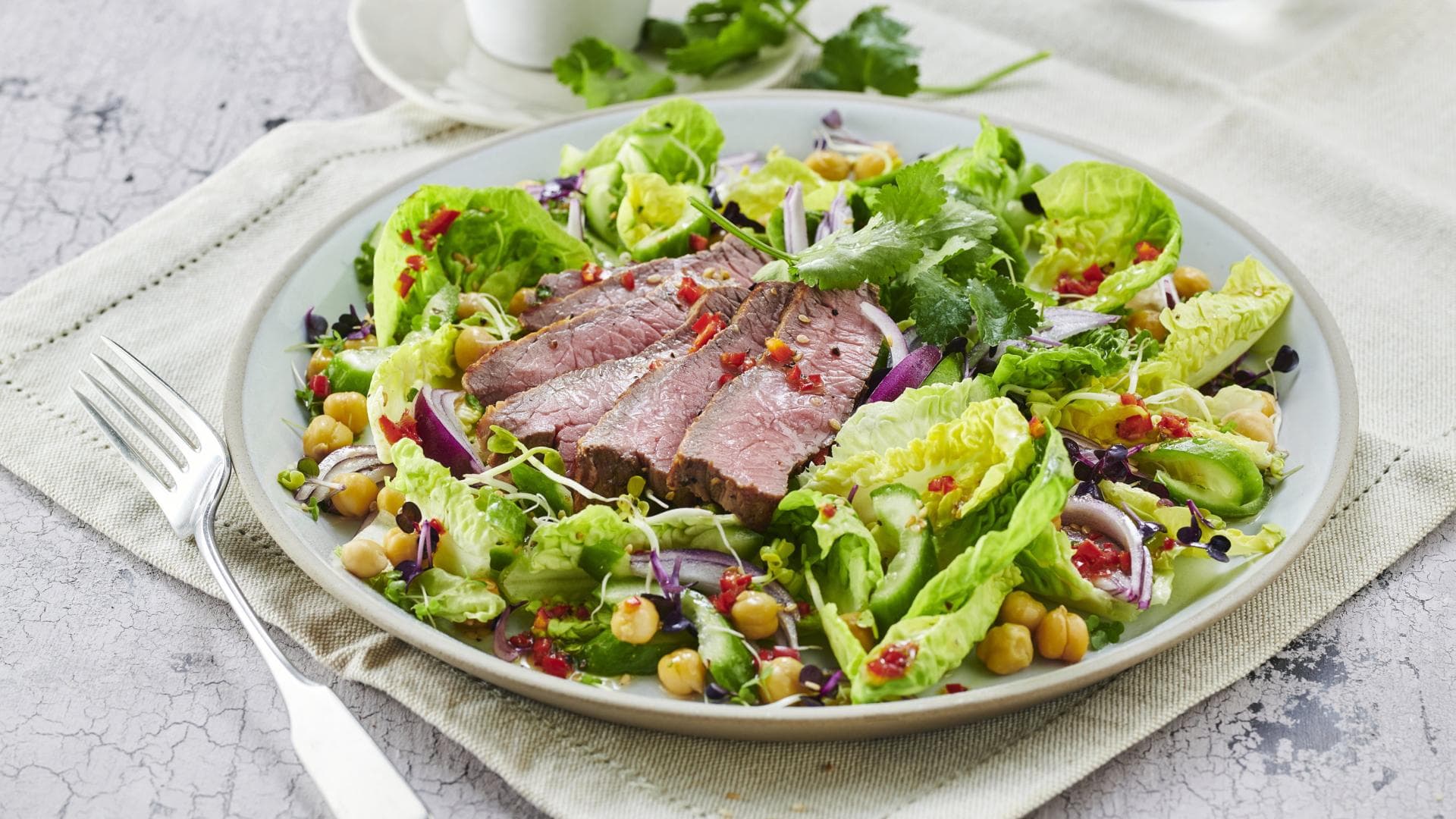 Asia-Salat mit Steakstreifen und Kichererbsen 