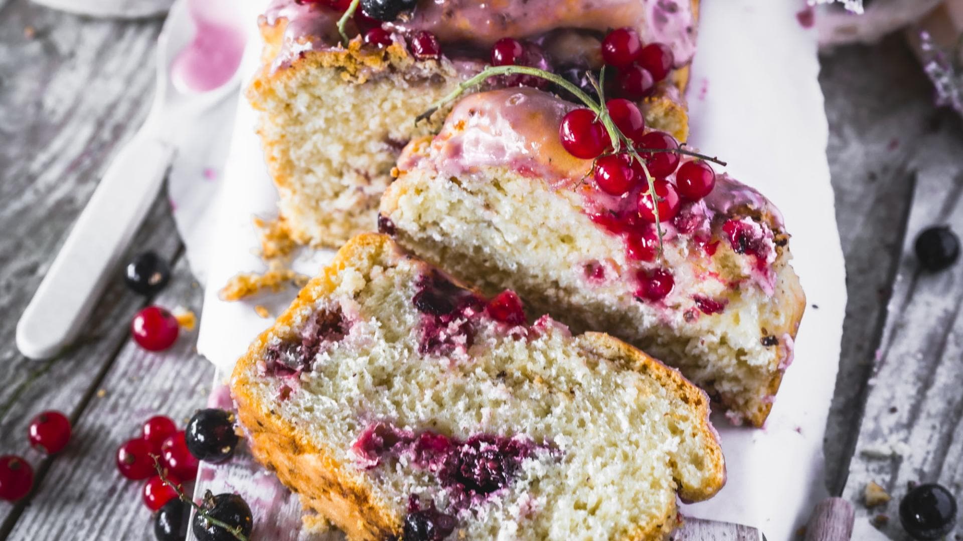 Hefezopf mit Johannisbeeren 