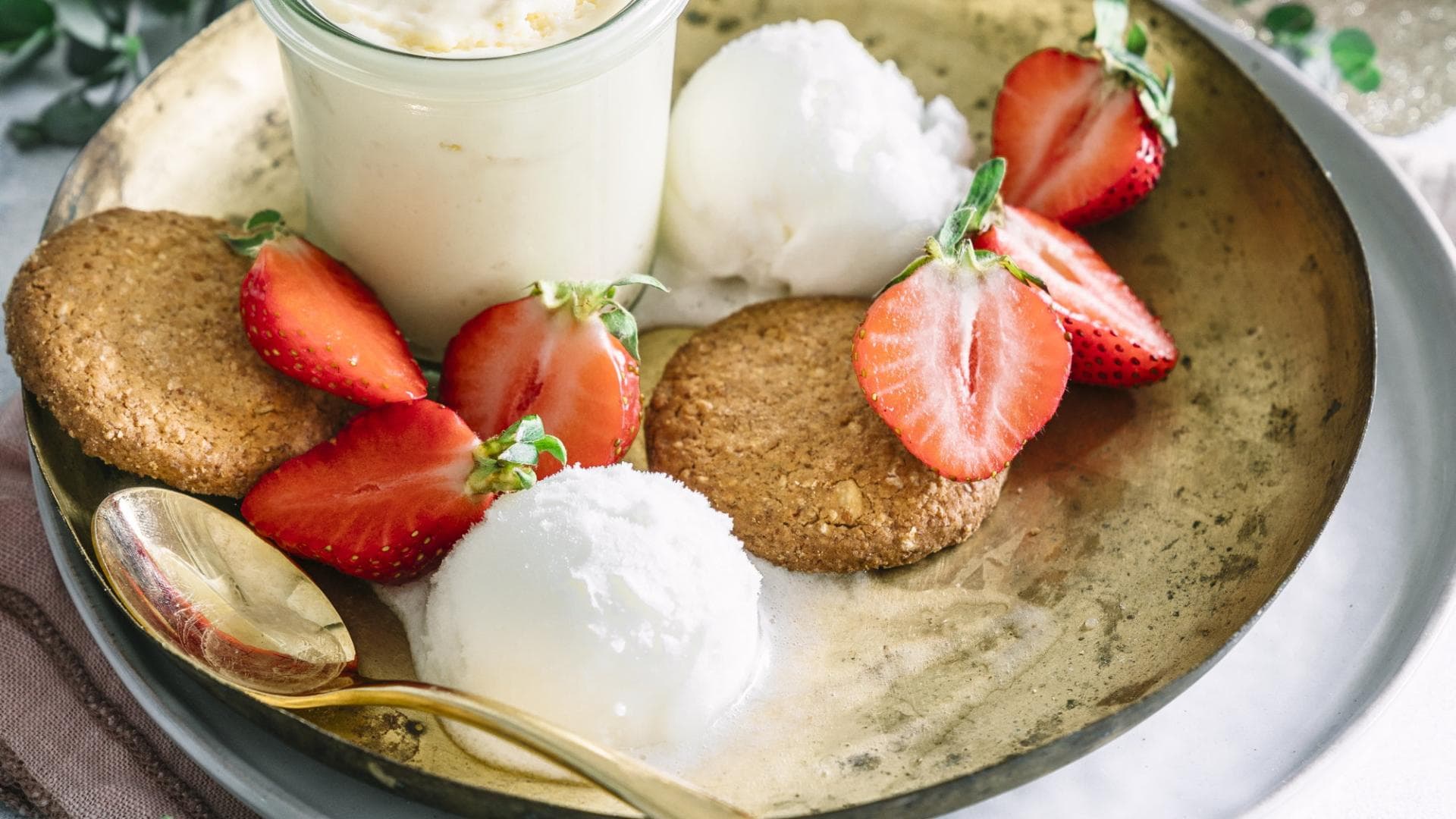 Erdbeeren mit weißer Schokomousse und Joghurt-Eis 