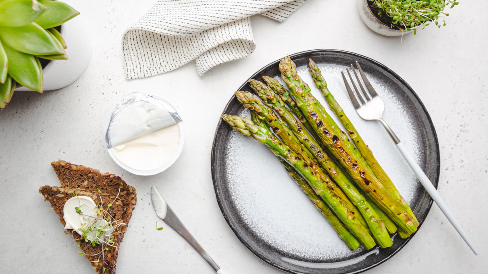 Grüner Spargel vom Grill