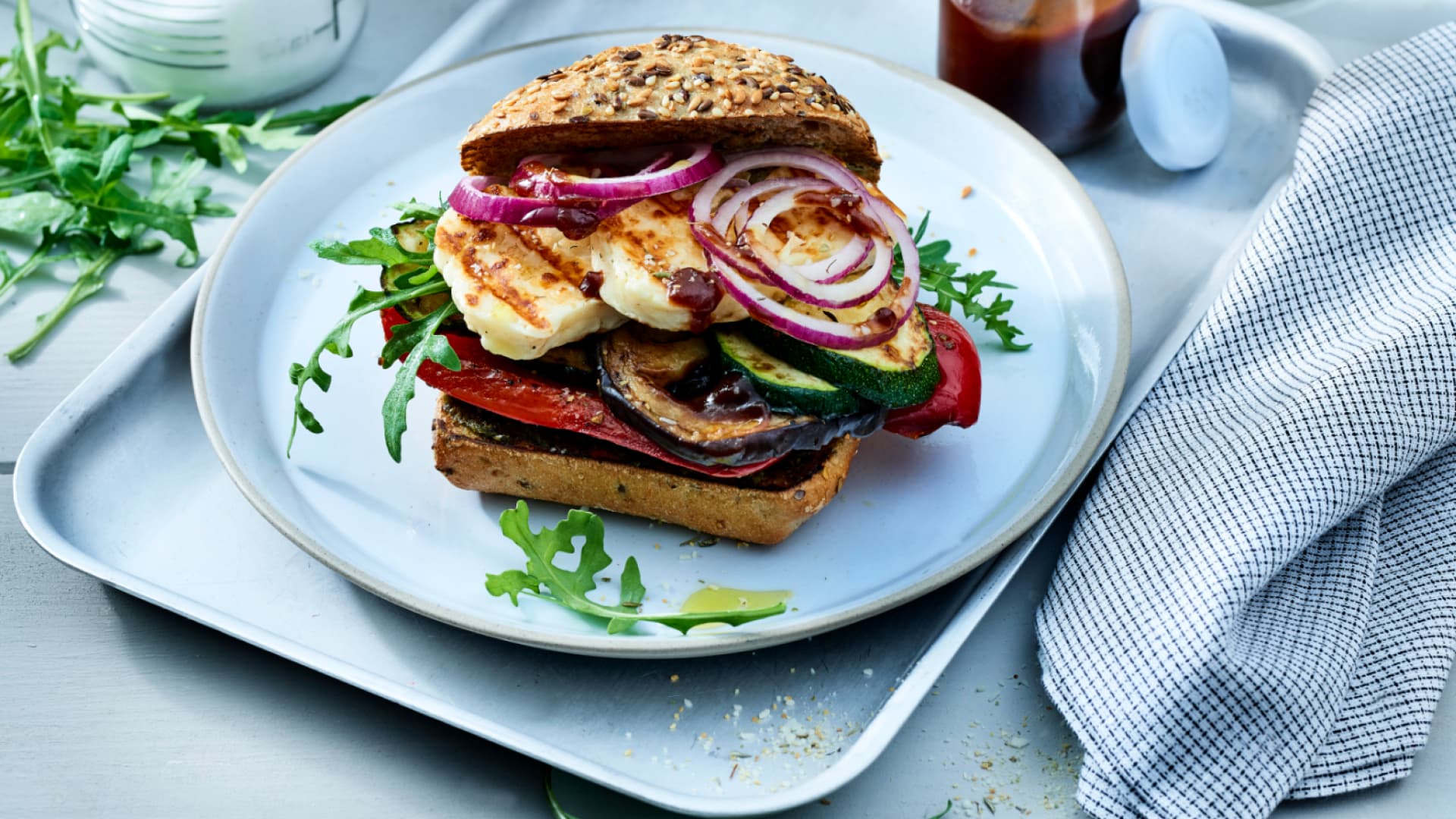 Halloumi-Burger mit Grillgemüse