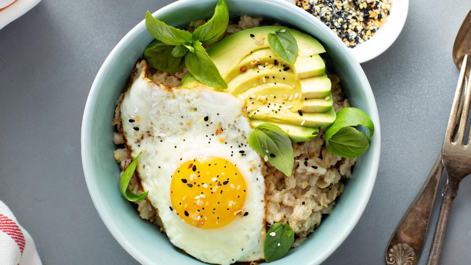 Herzhaftes Porridge mit Spiegelei und Avocado