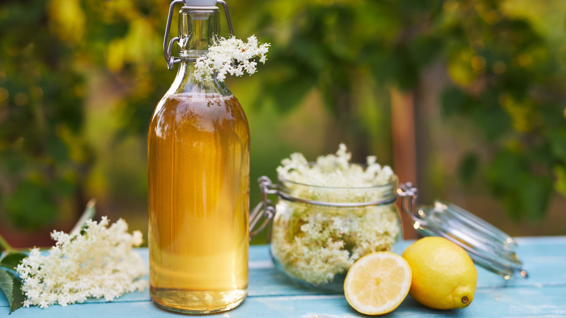 Selbst gemachter Holunderblütensirup