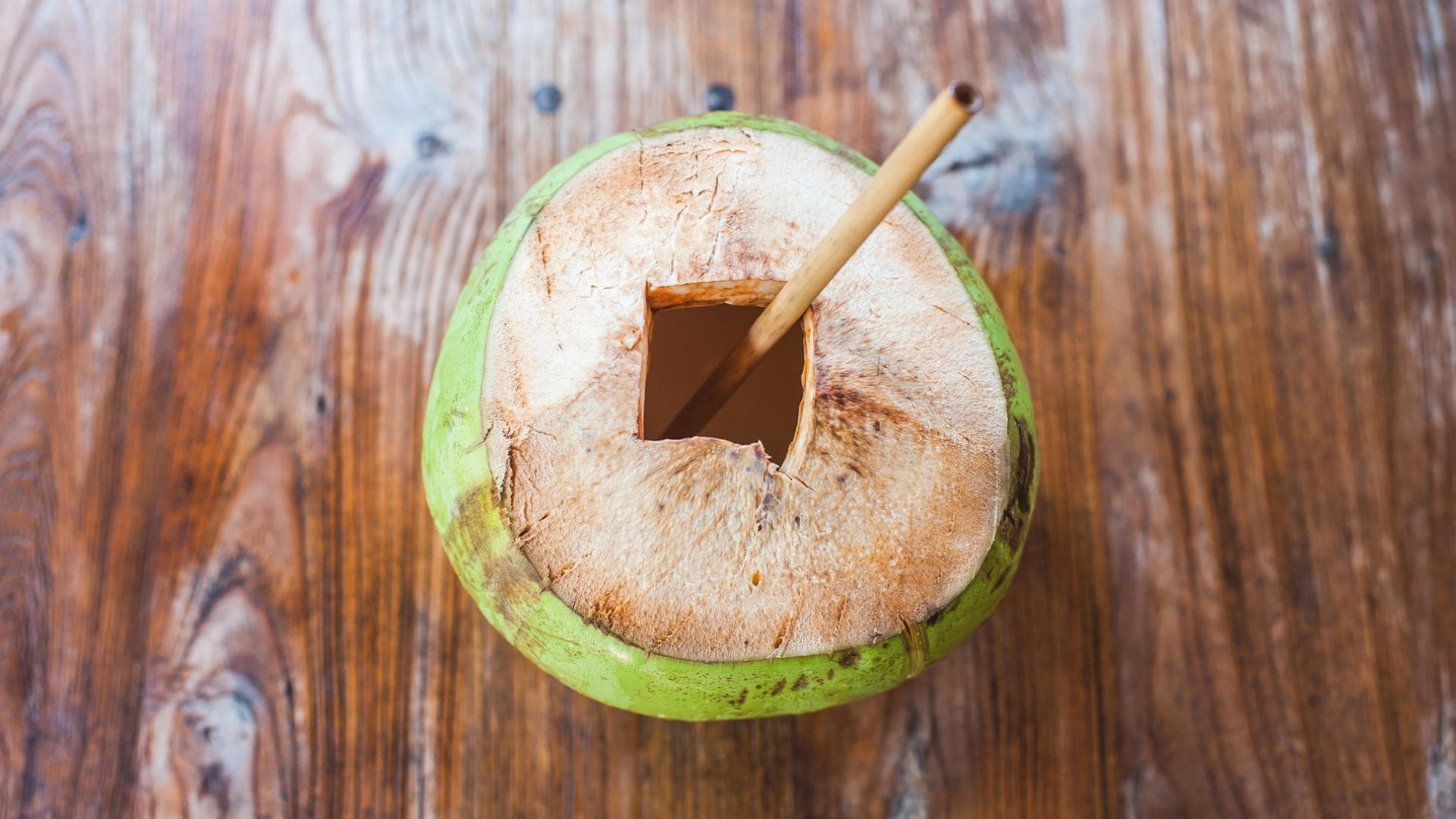 Kokoswasser gesund und frisch aus der Kokosnuss