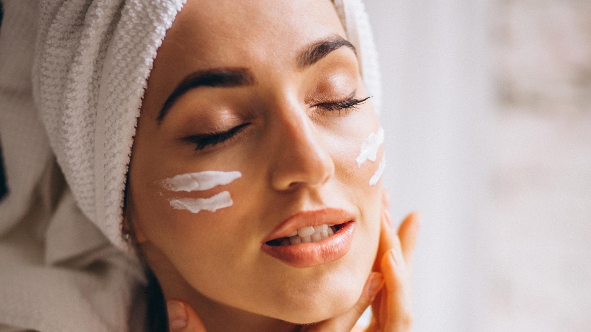 Frau mit Creme im Gesicht