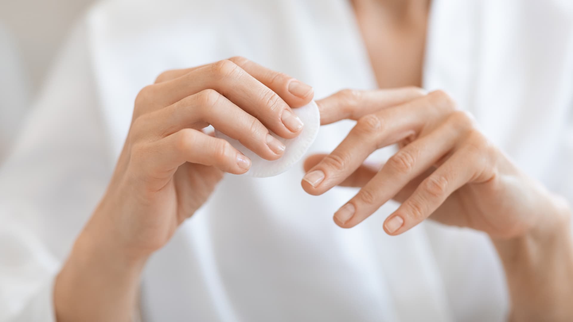 Frau entfernt sich mit Hausmitteln den Nagellack