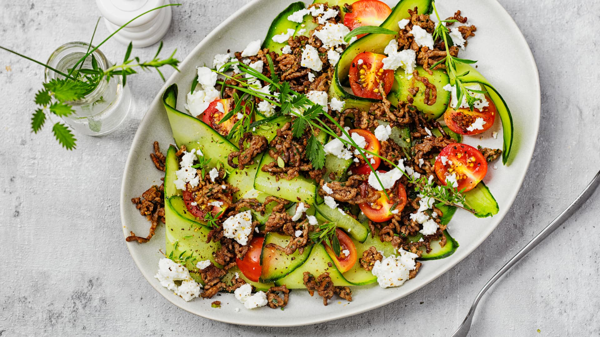 Salate mit Hackfleisch