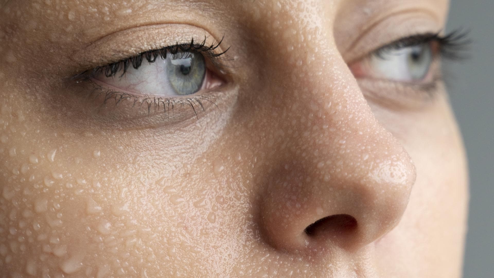 Frau mit Schweißperlen im Gesicht