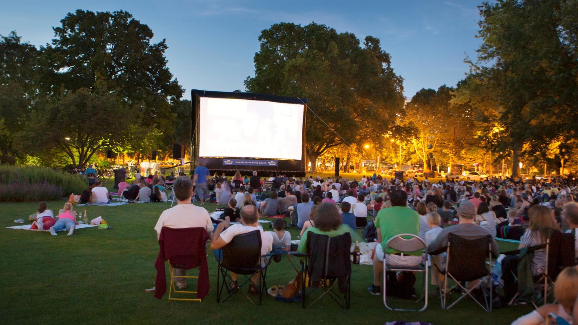 Viele Menschen bei einem Open Air Kino