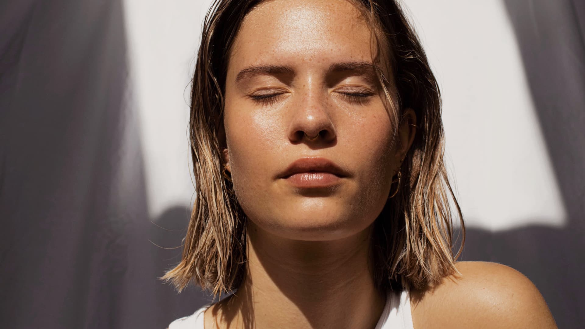 Frau mit leichtem Sommer-Make-up