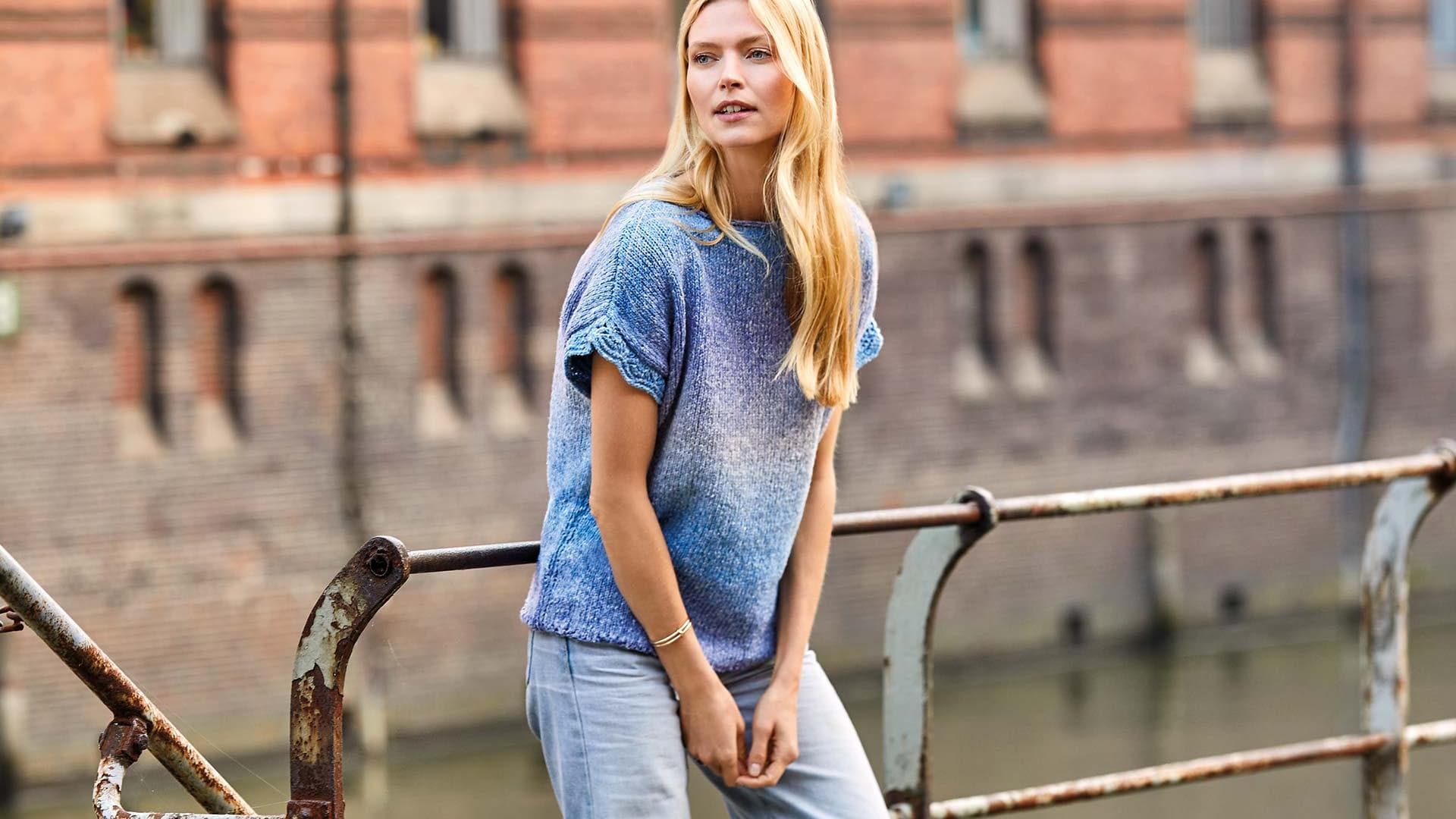Model in Sommershirt mit Wellenborte von Lana Grossa