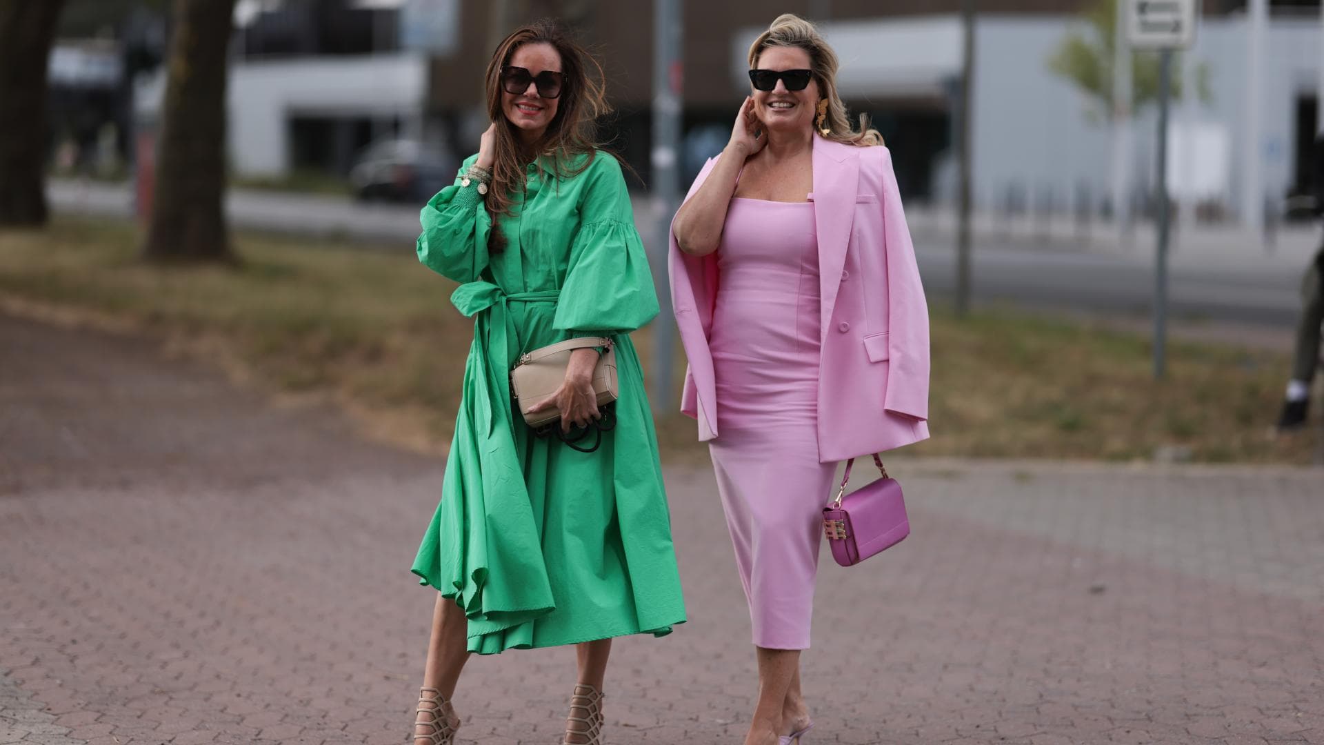 Zwei Frauen tragen Kleider im Streetstyle